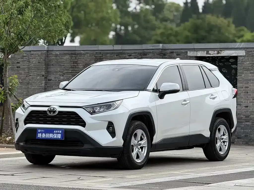 Toyota RAV4 — фото 1