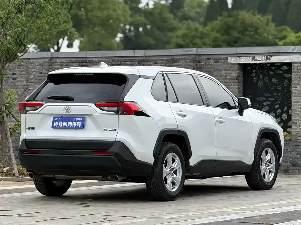 Toyota RAV4 — фото 2