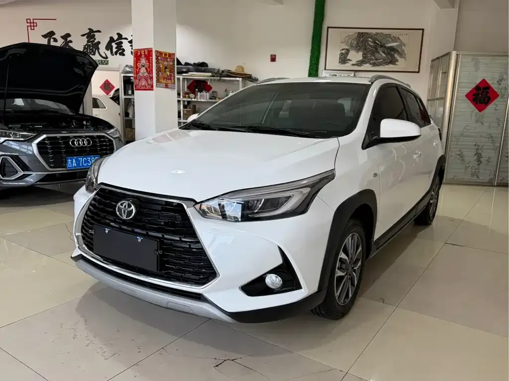 Toyota Yaris L — фото 1