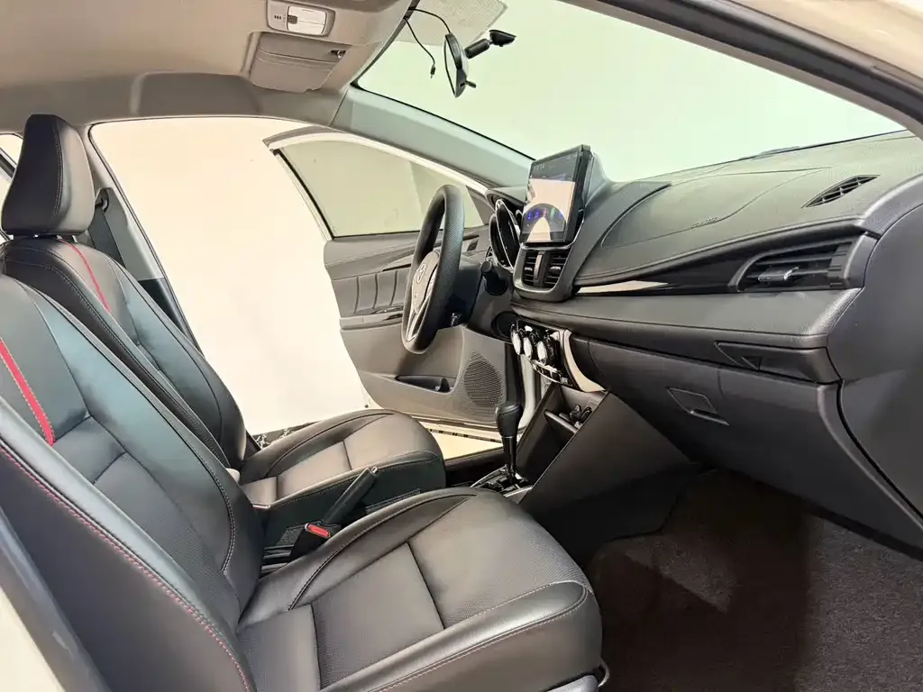 Toyota Yaris L — фото 10