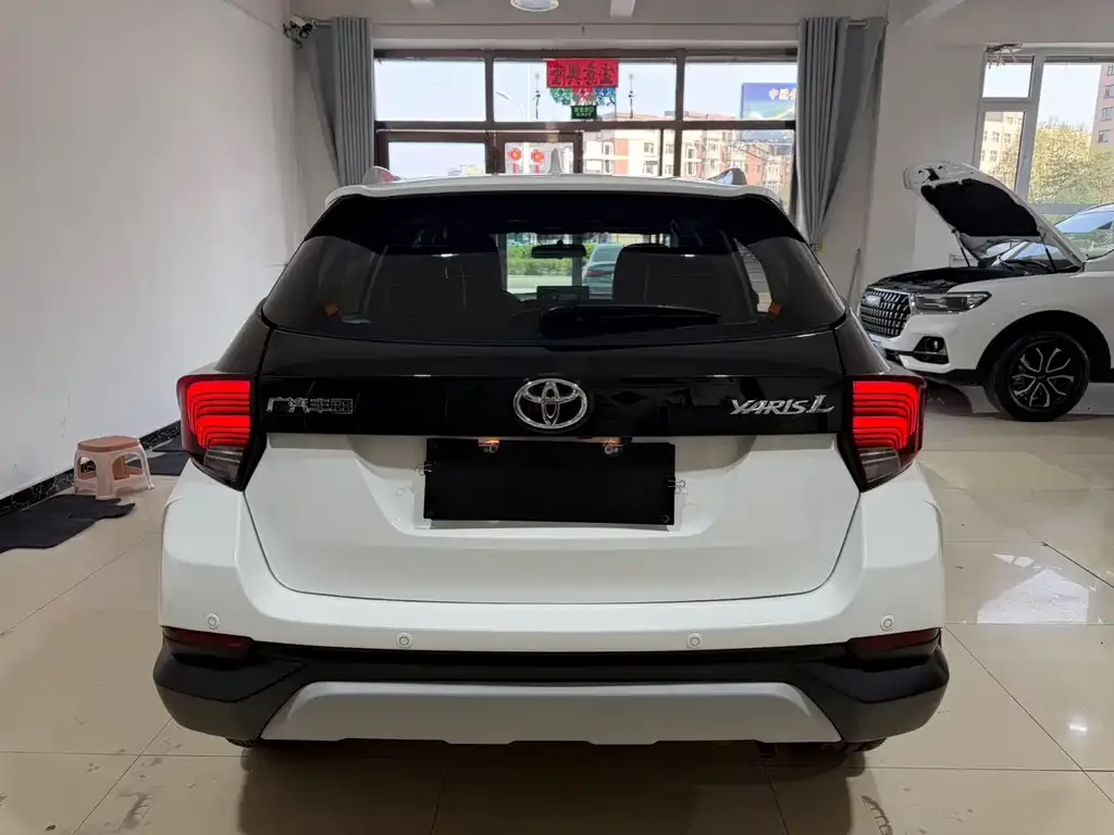 Toyota Yaris L — фото 4
