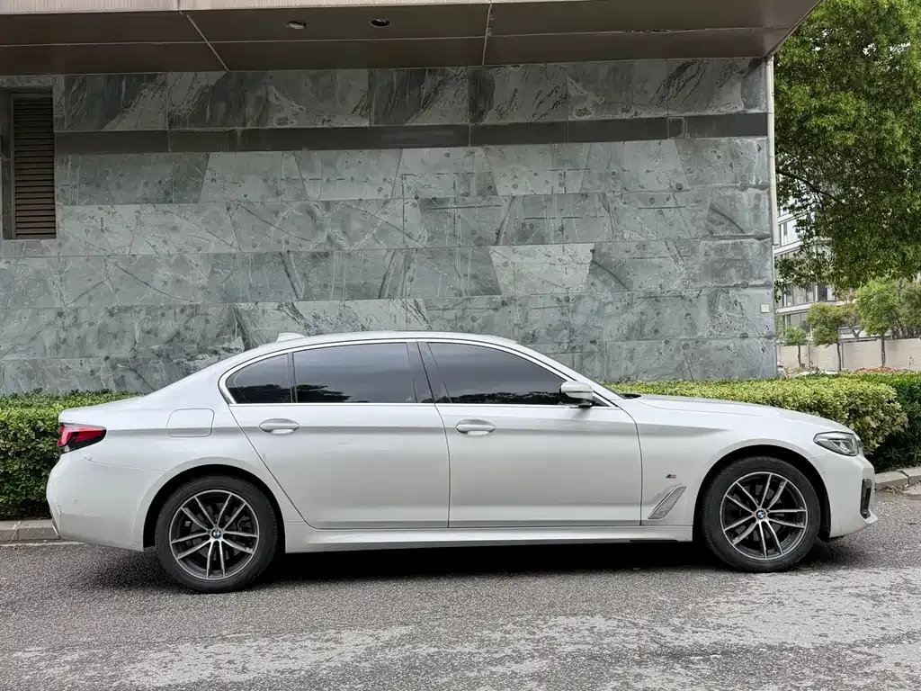 BMW 5 Series — фото 10