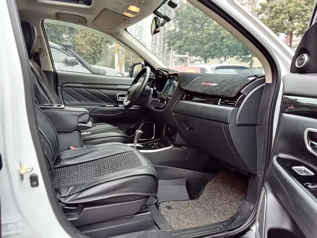 Mitsubishi Outlander 2021 из CN, фото 8