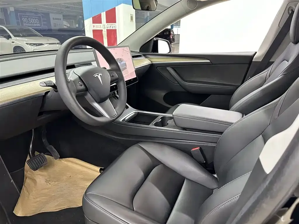 Tesla Model Y — фото 8