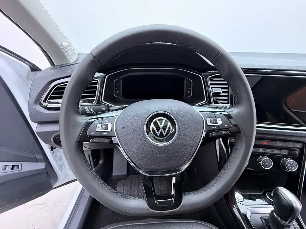 Volkswagen T-Roc — фото 10