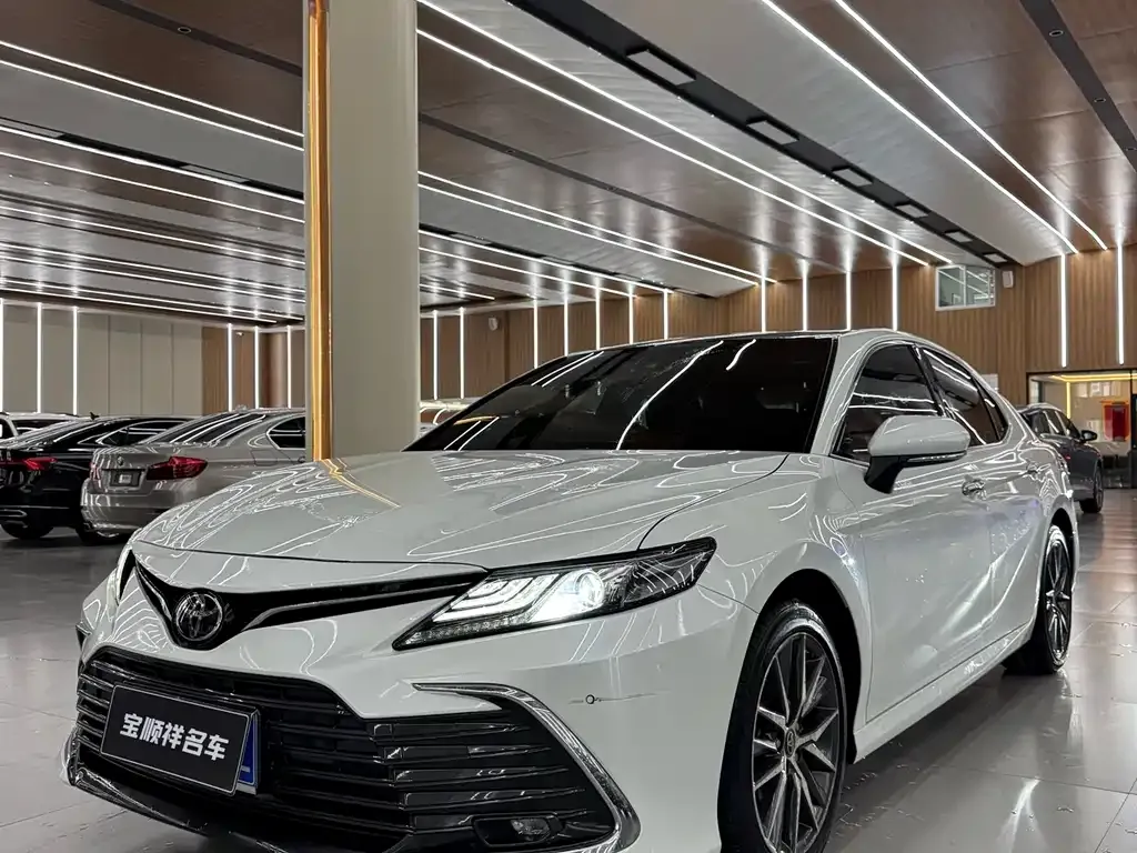 Toyota Camry — фото 1