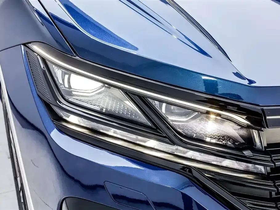 Volkswagen Touareg — фото 10