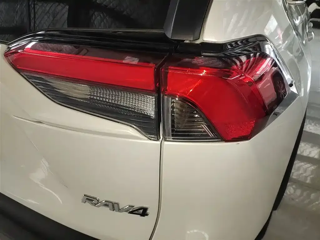Toyota RAV4 — фото 3