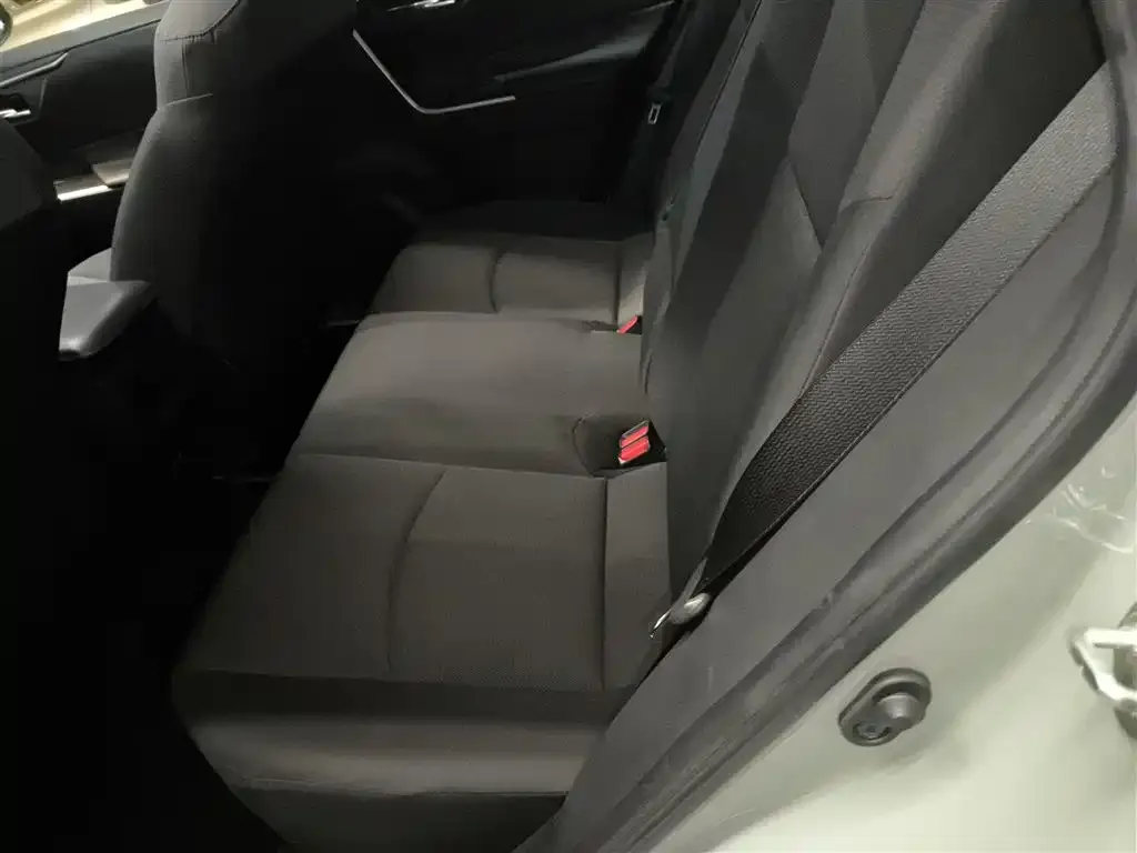 Toyota RAV4 — фото 9