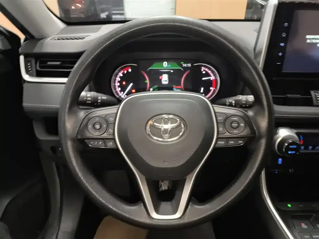 Toyota RAV4 — фото 8
