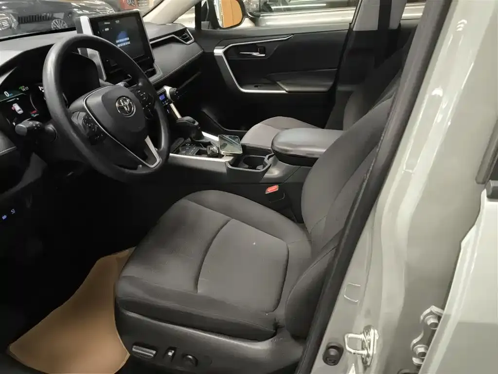 Toyota RAV4 — фото 10