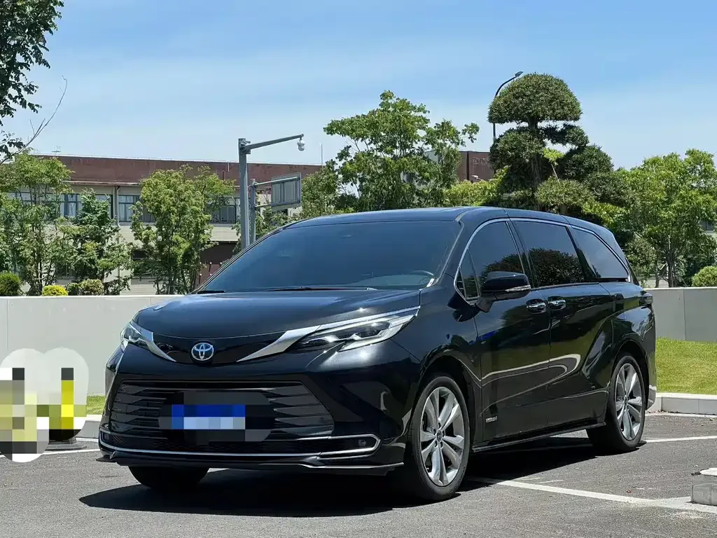 Toyota Sienna — фото 1