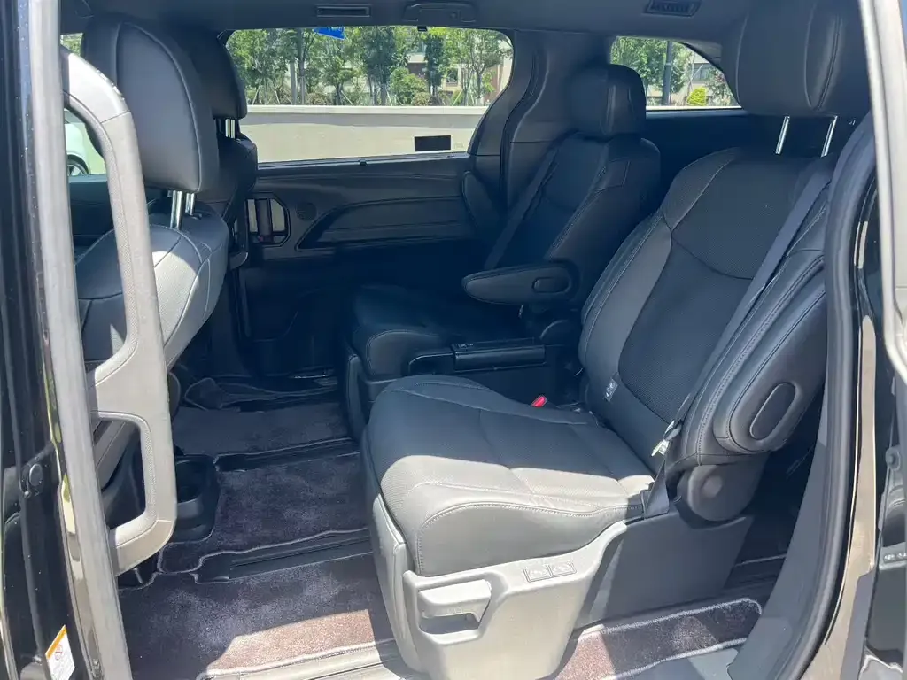 Toyota Sienna — фото 2