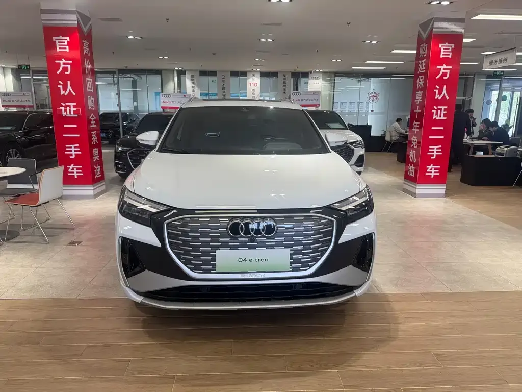Audi Q4 e-tron — фото 1