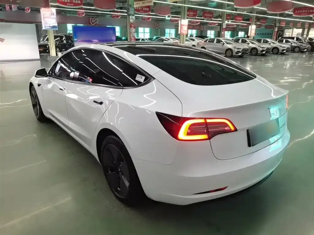 Tesla Model 3 — фото 9