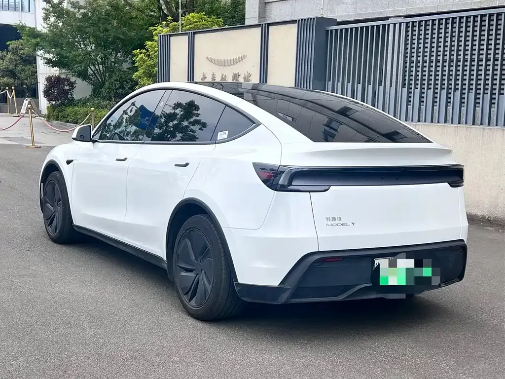 Tesla Model Y — фото 8