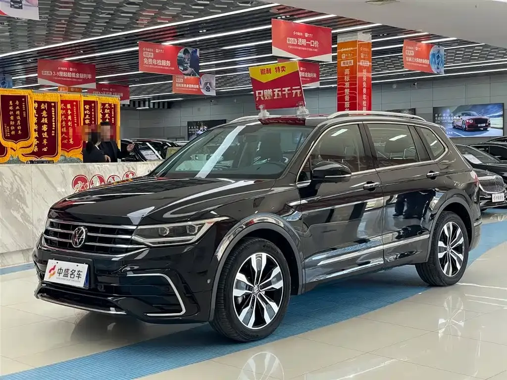Volkswagen Tiguan L — фото 1
