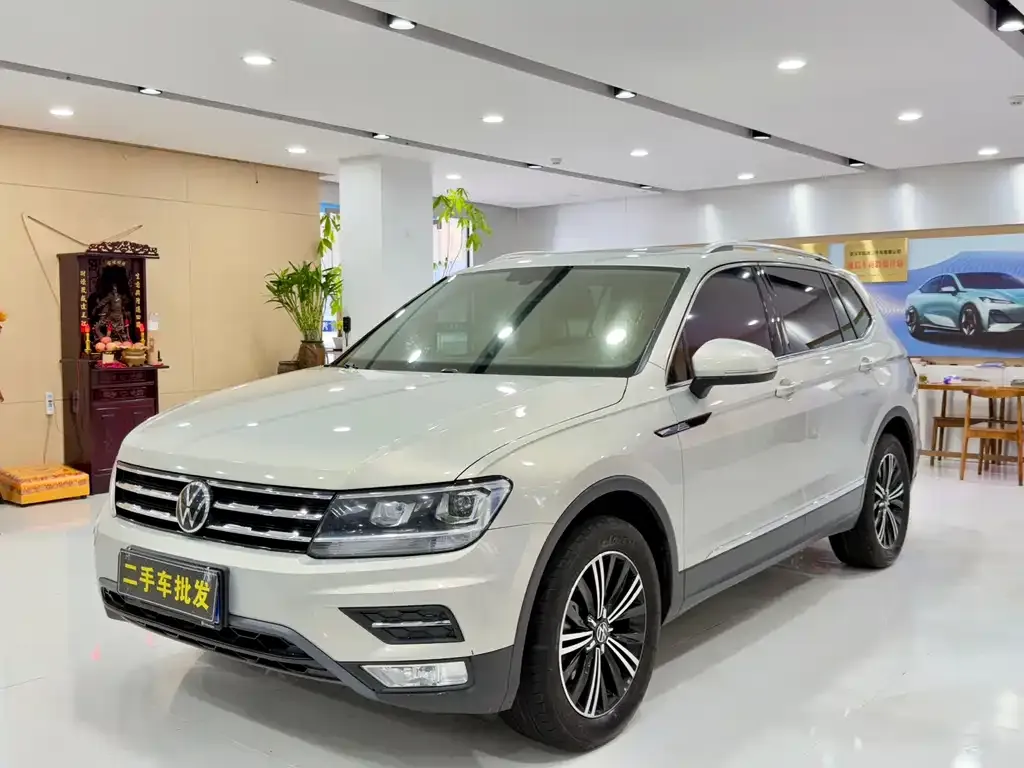 Volkswagen Tiguan L — фото 1