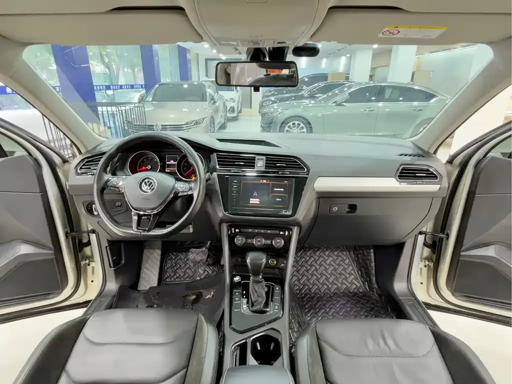 Volkswagen Tiguan L — фото 10