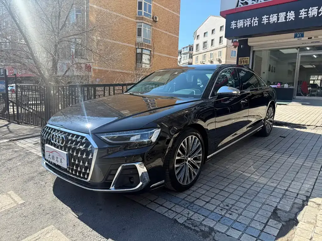 Audi A8 — фото 1