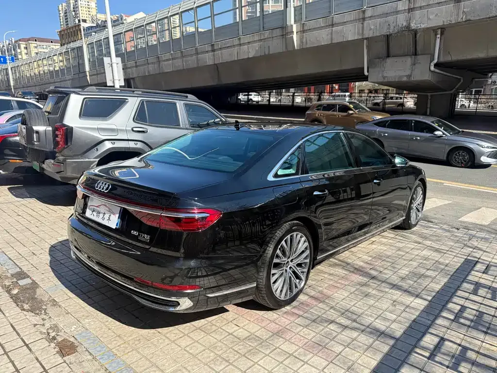 Audi A8 — фото 7