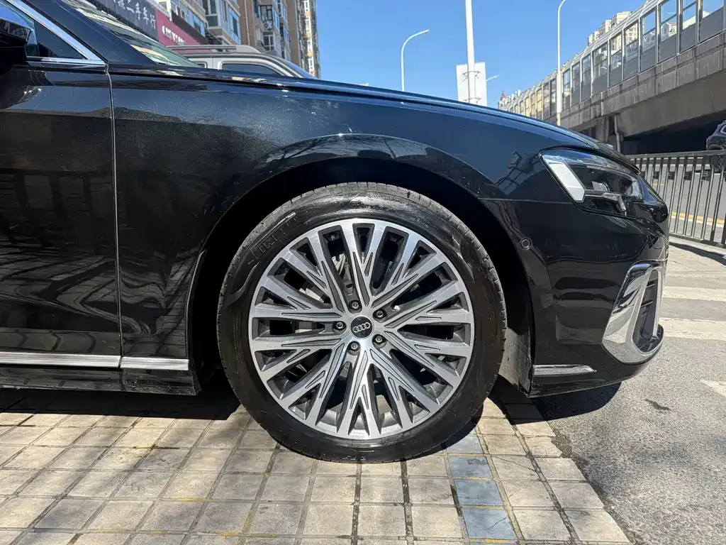 Audi A8 — фото 4