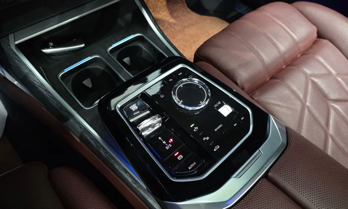 BMW 7-Series — фото 10