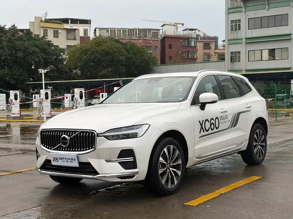 Volvo XC60 — фото 1