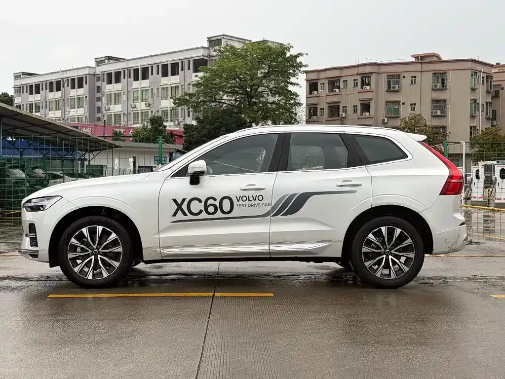 Volvo XC60 — фото 8
