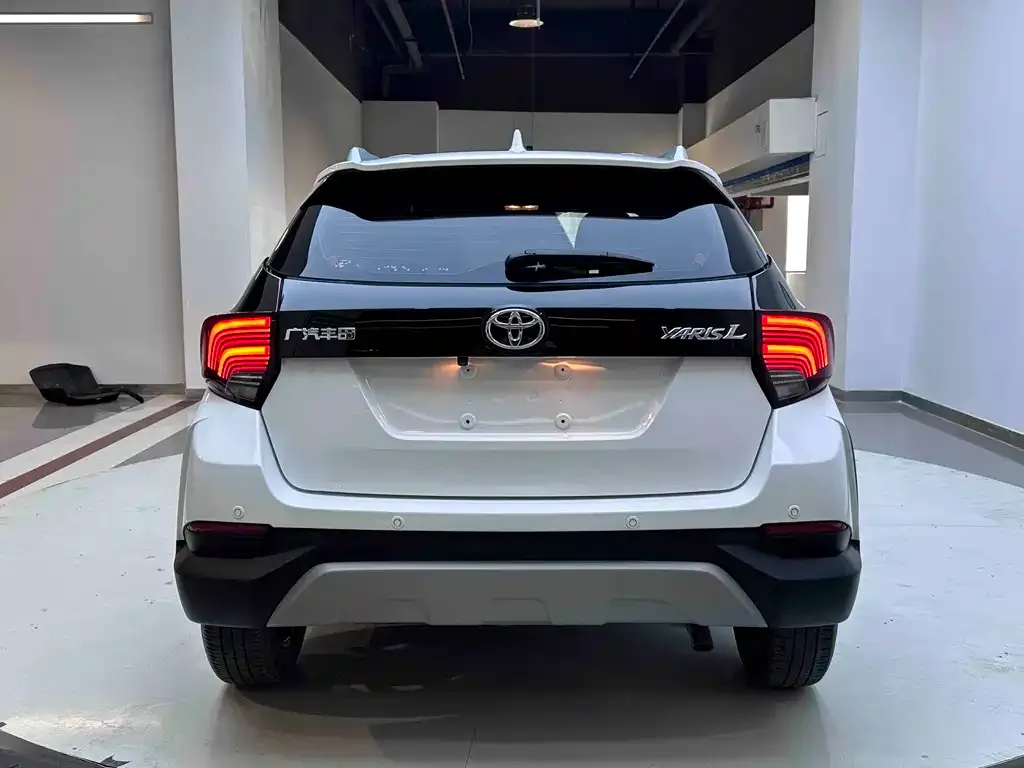 Toyota Yaris L — фото 2