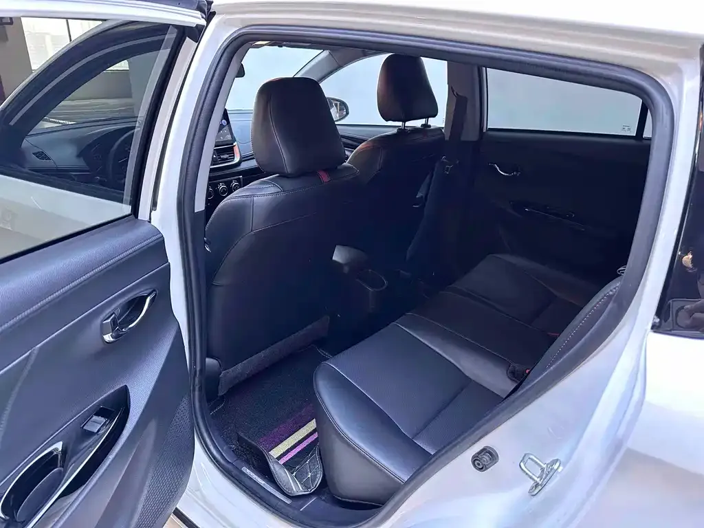 Toyota Yaris L — фото 10