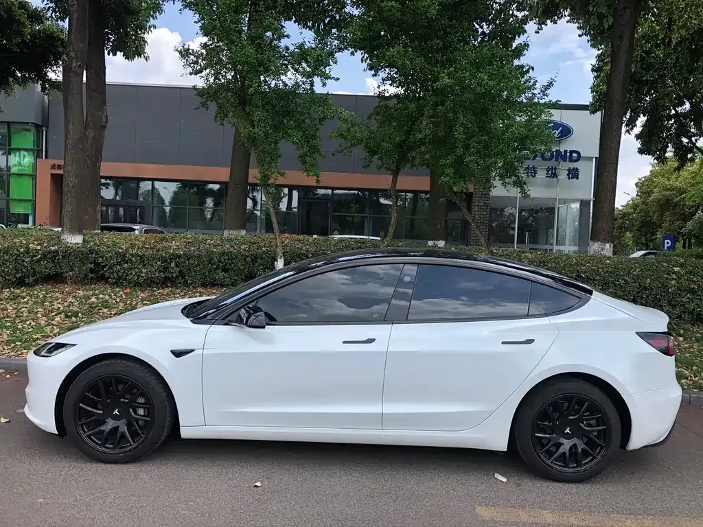 Tesla Model 3 — фото 10
