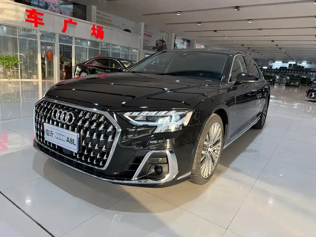 Audi A8 — фото 1