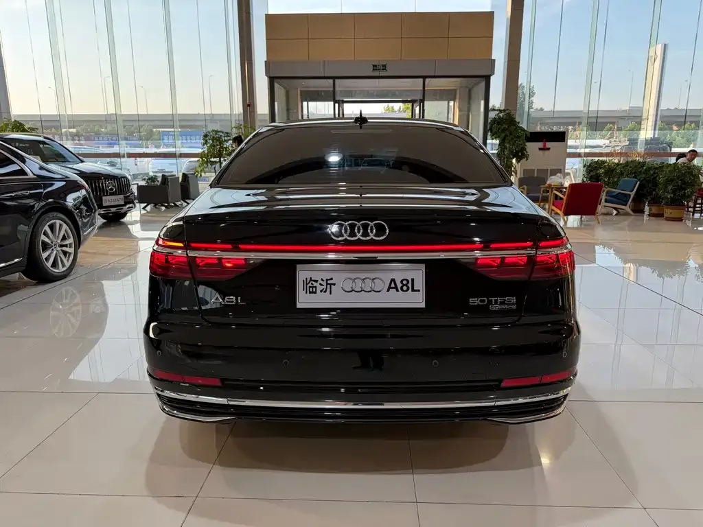 Audi A8 — фото 2