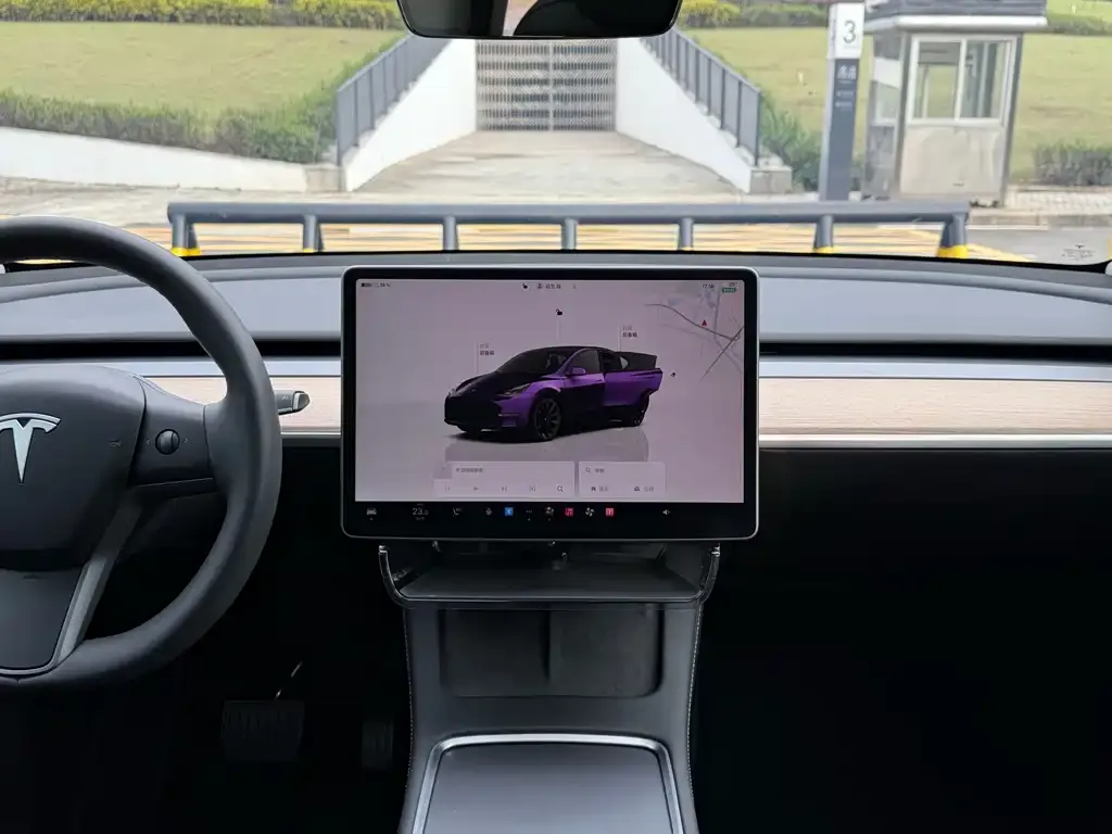 Tesla Model Y — фото 10