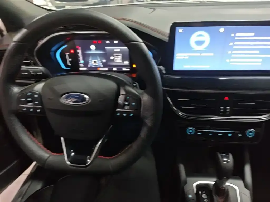 Ford Focus 2023 из CN, фото 2