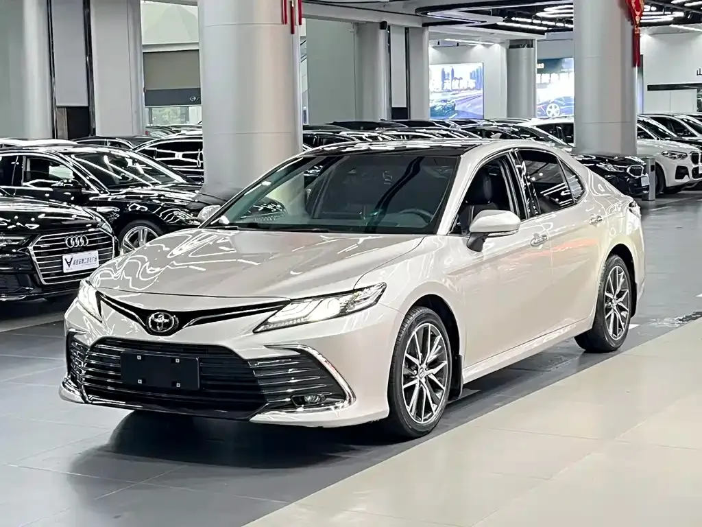 Toyota Camry — фото 1