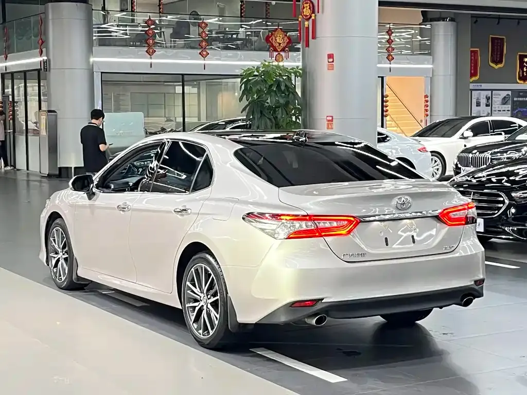 Toyota Camry — фото 5