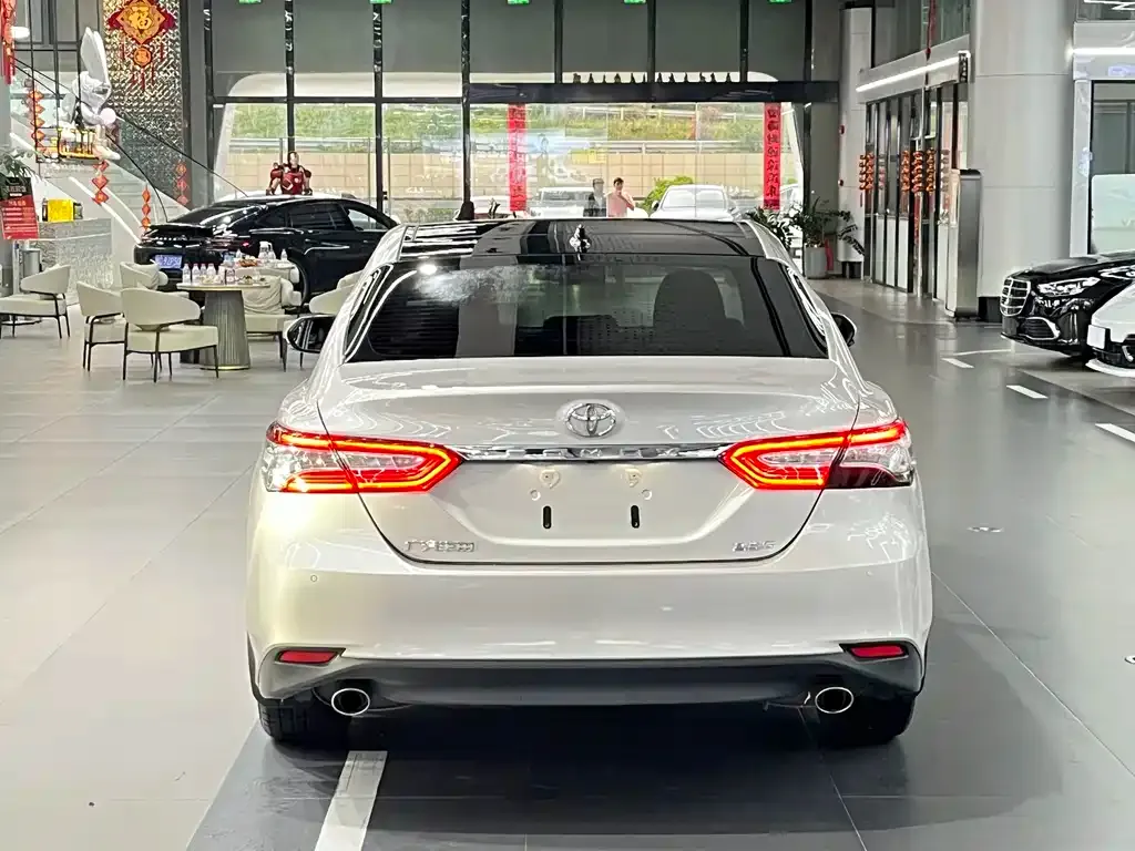 Toyota Camry — фото 4