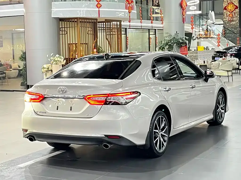 Toyota Camry — фото 3