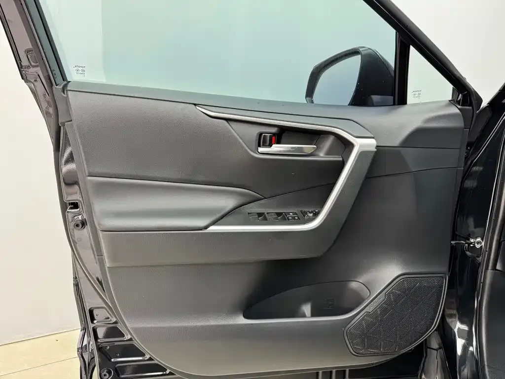 Toyota RAV4 — фото 10