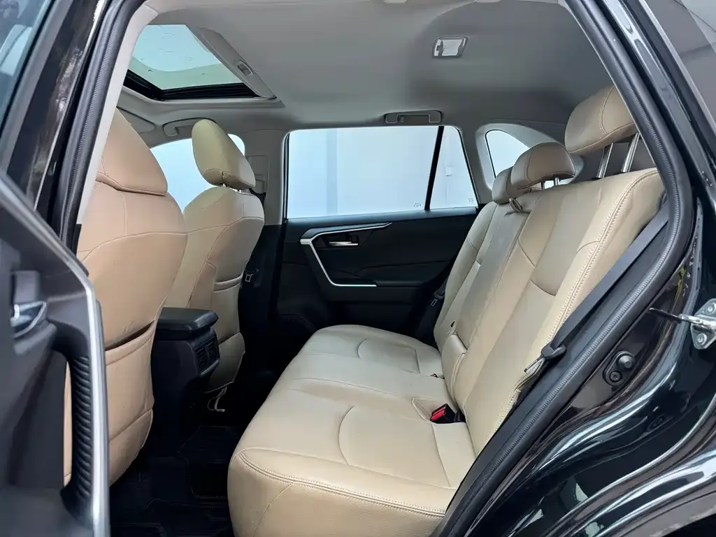 Toyota RAV4 — фото 9