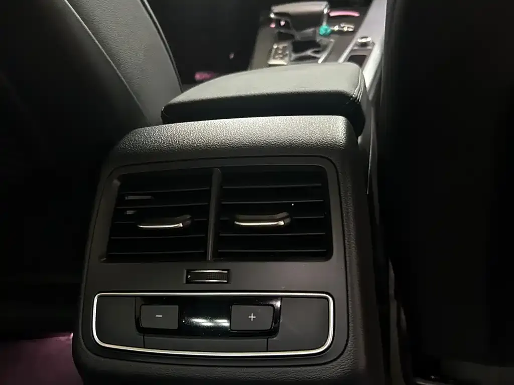Audi A4L 2023 из CN, фото 2