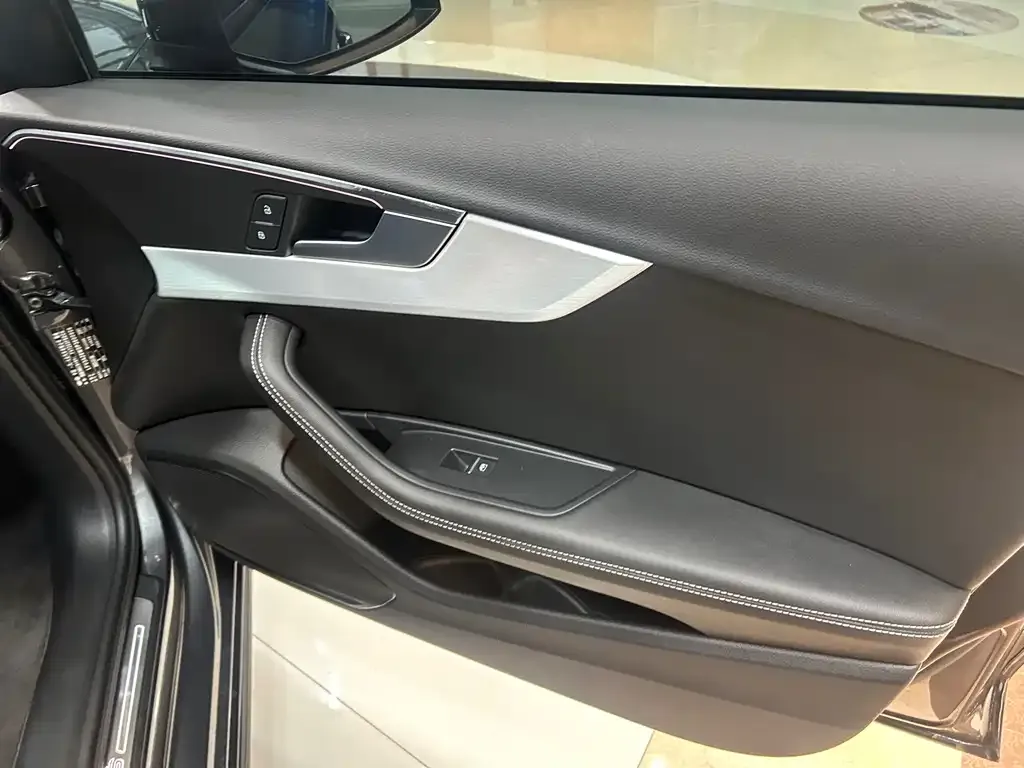 Audi A4L 2023 из CN, фото 5