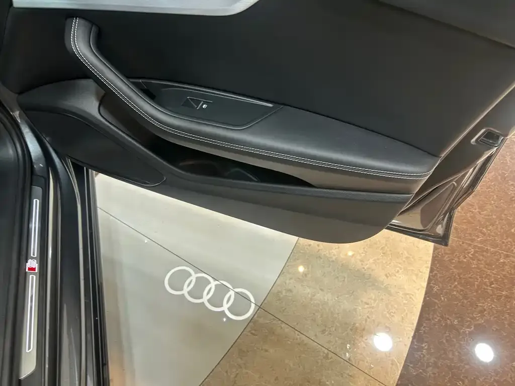 Audi A4L 2023 из CN, фото 6
