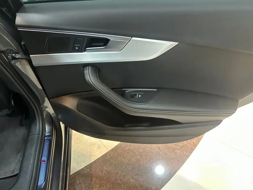 Audi A4L 2023 из CN, фото 3