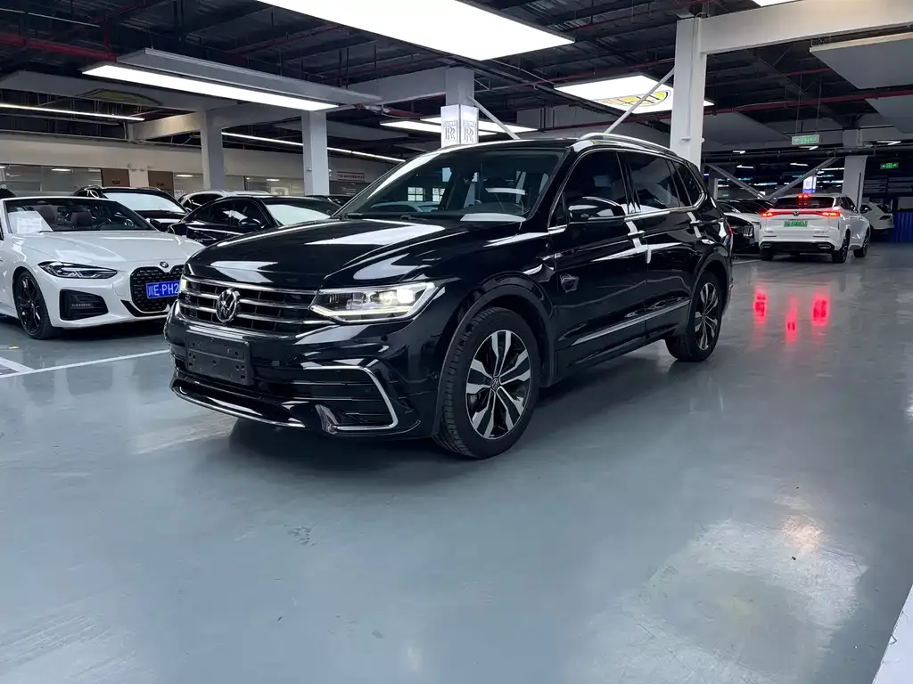 Volkswagen Tiguan L — фото 1