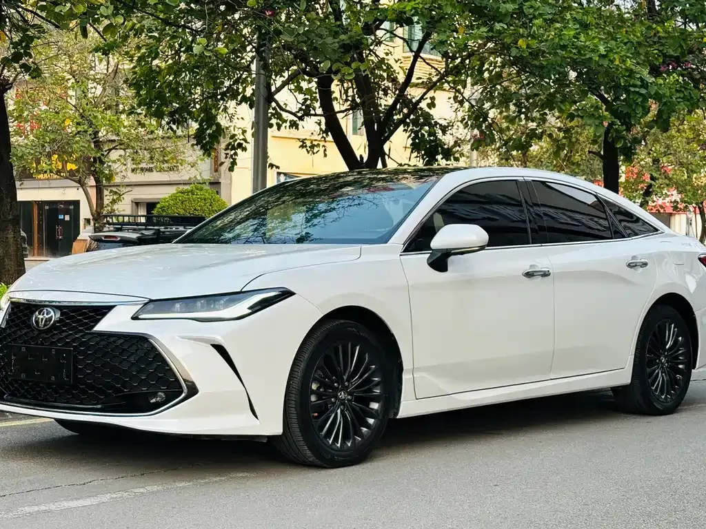 Toyota Avalon — фото 1