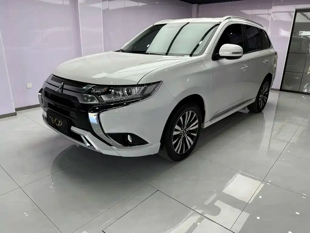 Mitsubishi Outlander — фото 1
