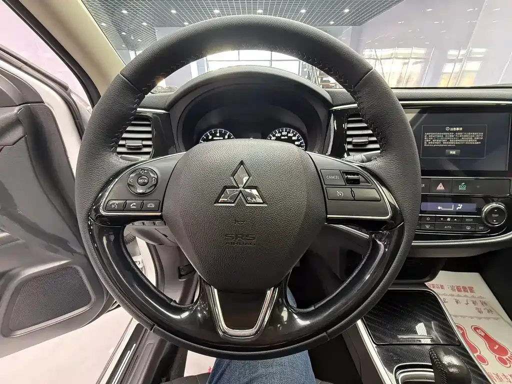 Mitsubishi Outlander — фото 7